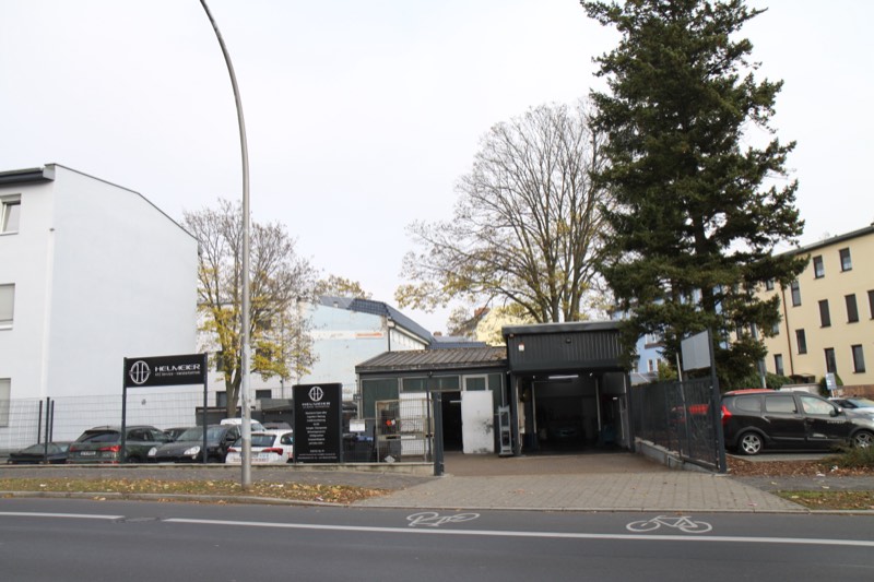 Au&szlig;enansicht der Werkstatt an der Oranienburger Stra&szlig;e mit Heumeier-Schild
